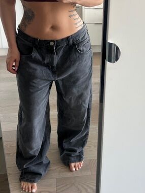 Low rise, baggy jeans